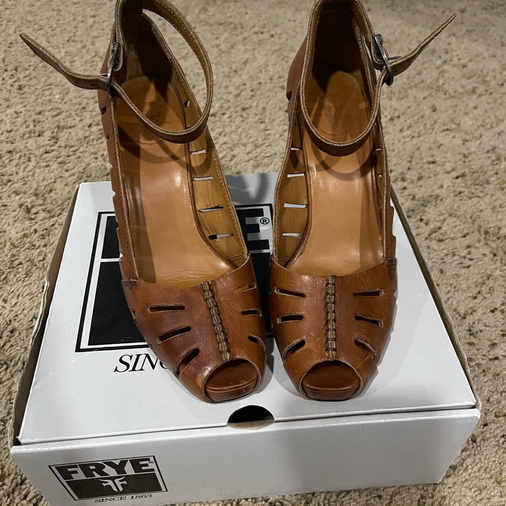 Frye Gwen ankle strap sandals size 6